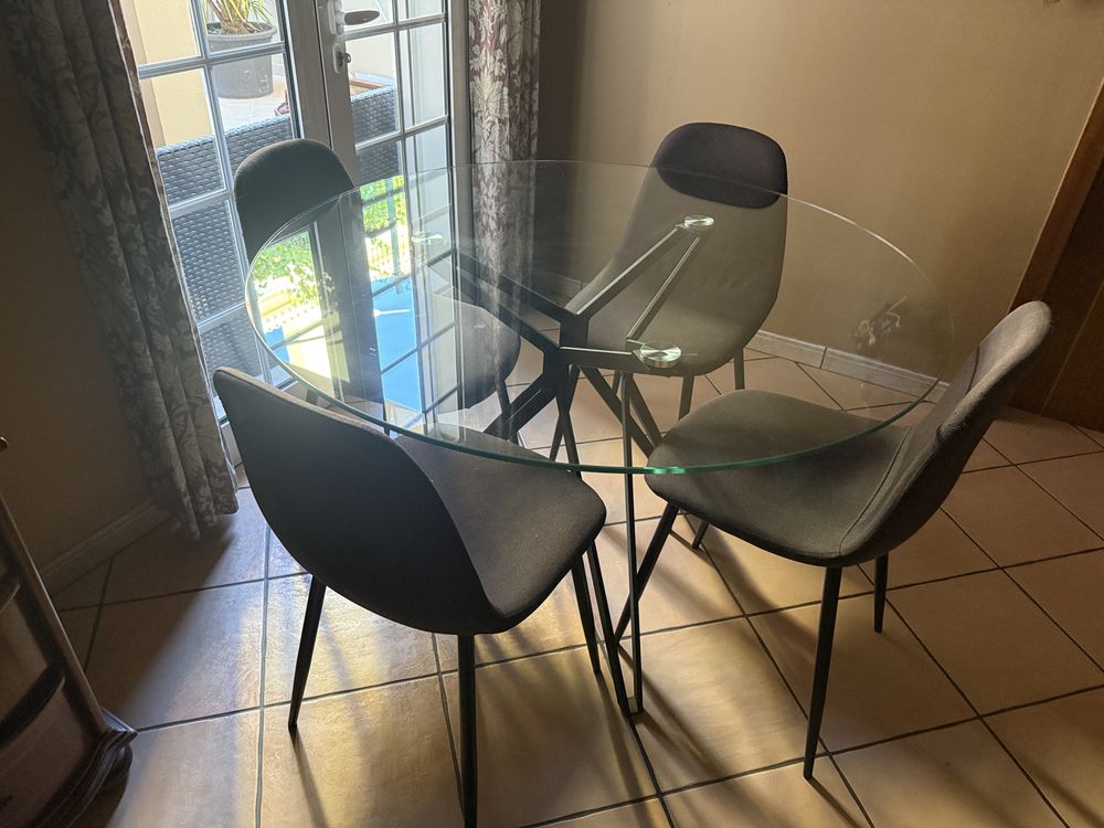 Mesa de sala e cadeiras