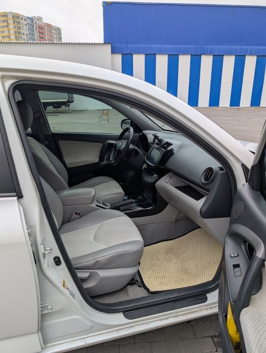 Продам Toyota RAV EV