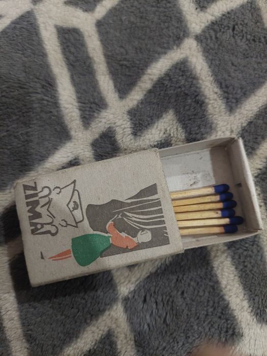 Pudełko po zapałkach.. 6 zapałek z niebieską siarką. Polecam