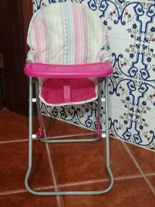 Vendo CADEIRA DE PAPA de brincar. É grande, fecha e está como nova.
