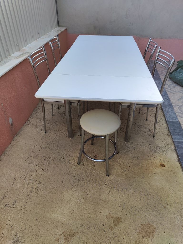 Conjunto mesa 4 cadeiras e um banco