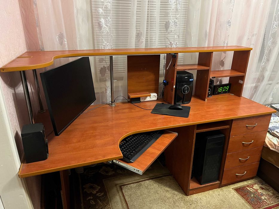 Комп'ютерний офісний стіл