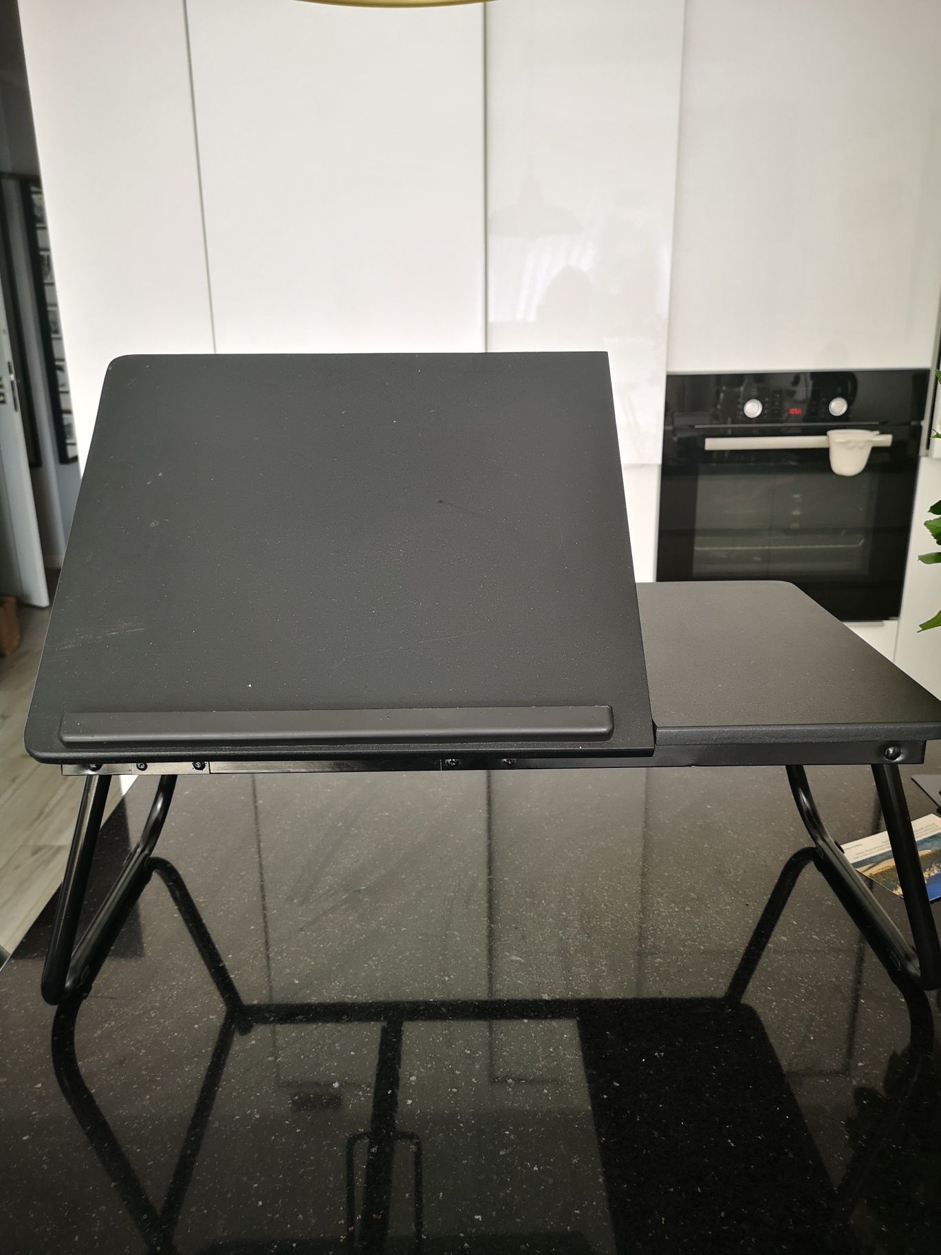 Stolik pod laptopa. Stolik śniadaniowy