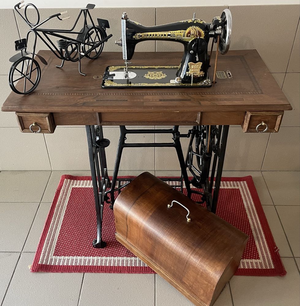 Máquina de costura antiga restaurada