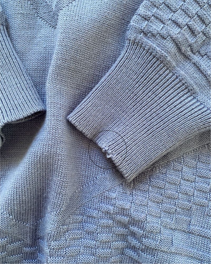 Granatowy sweter z dekoltem w serek
