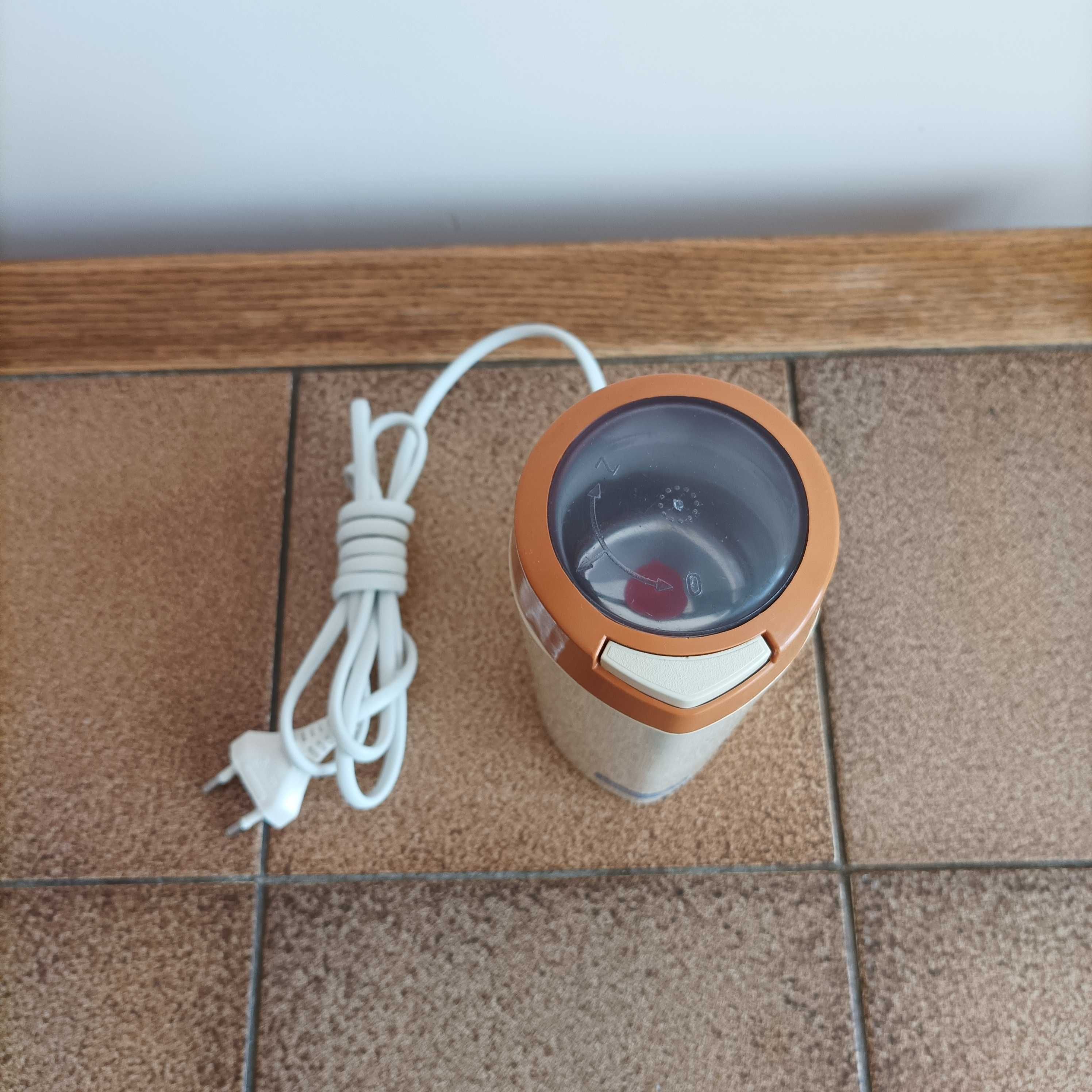 Udarowy młynek do kawy Predom Niewiadów UD 40 typ 630 z PRL-u nowy.