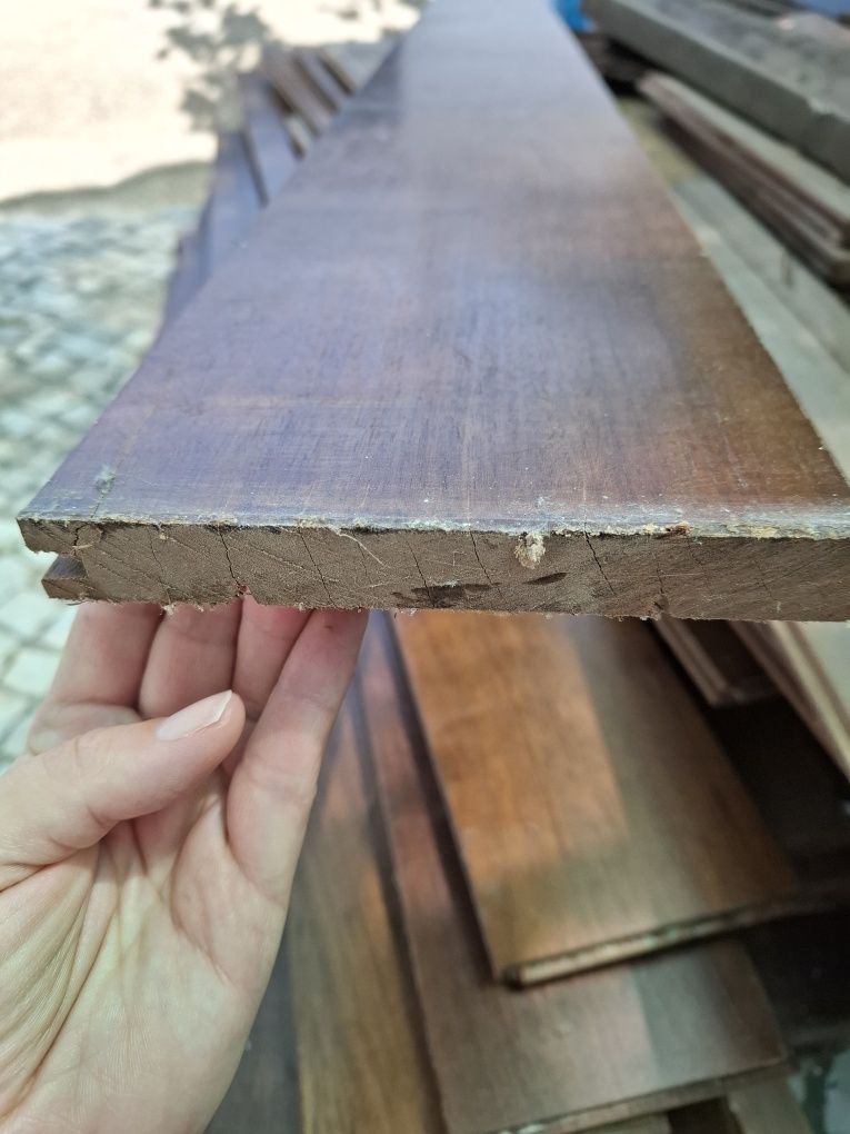 Tabuas de chão em madeira de mogno
