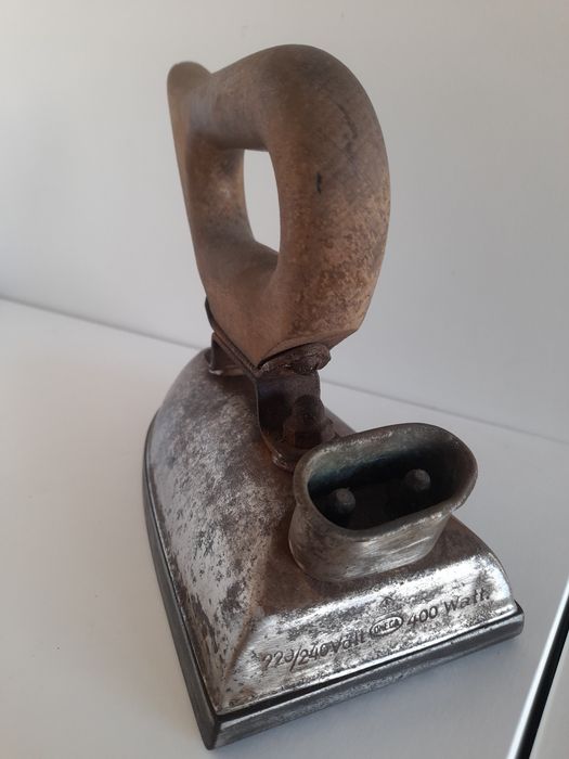 Stare żelazko kolekcjonerskie Omega.