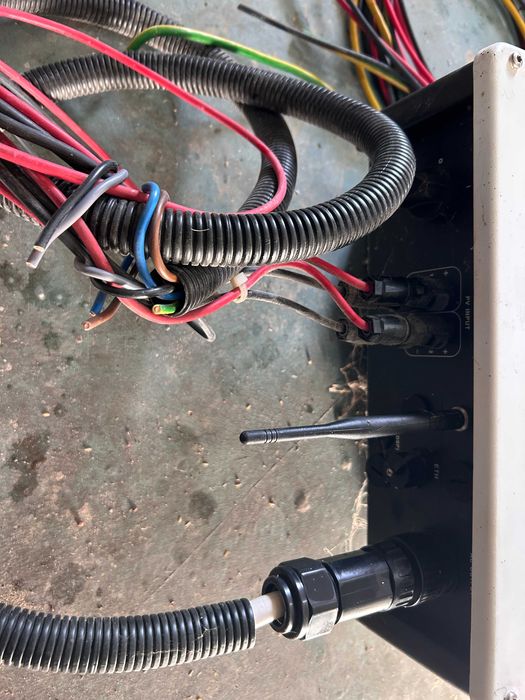 falownik zeversolar TLC 4000 z widocznym oprzyrządowaniem