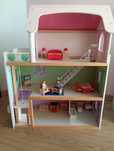 Drewniany domek dla lalek