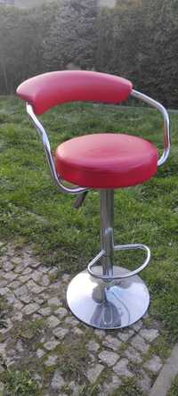 Czerwone obrotowe krzesło barowe