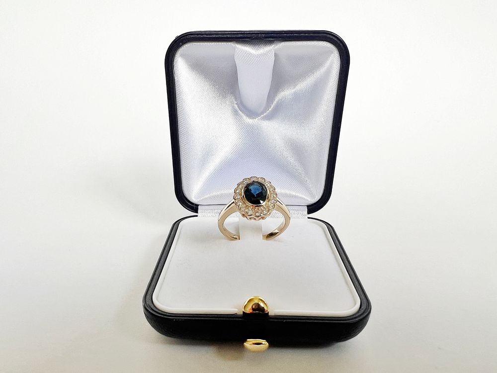Nowy złoty pierścionek z szafirem 1.7 Ct i diamentami 0.32 Ct