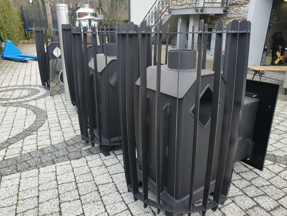 Piec do sauny opalany drewnem wraz z kominem.