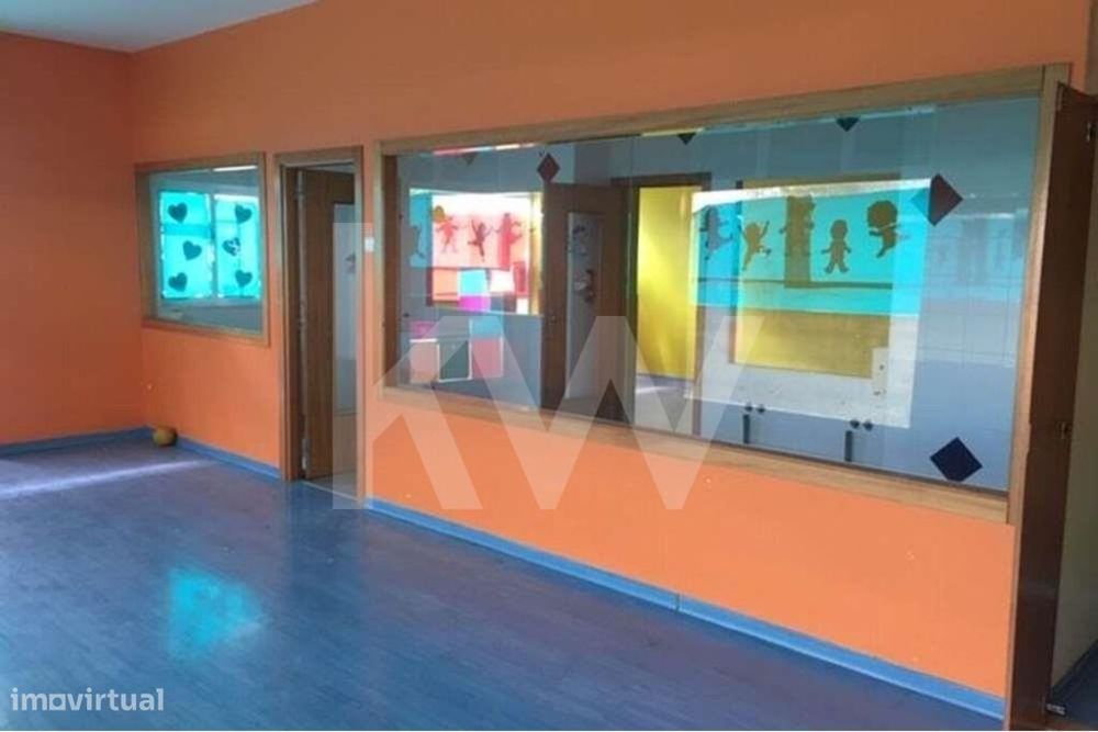 Oportunidade Única: Loja de 230 m2 com Terraço e Visibilidade no Entro