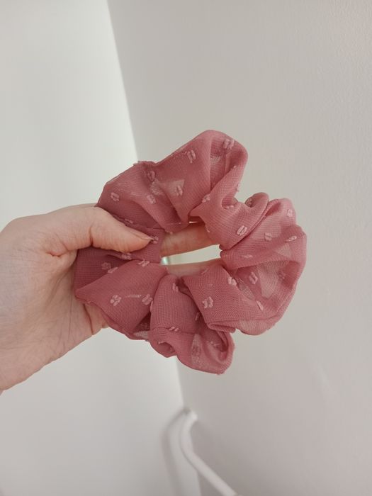 Materiałowa gumka do włosów z tkaniny plumeti Sinsay