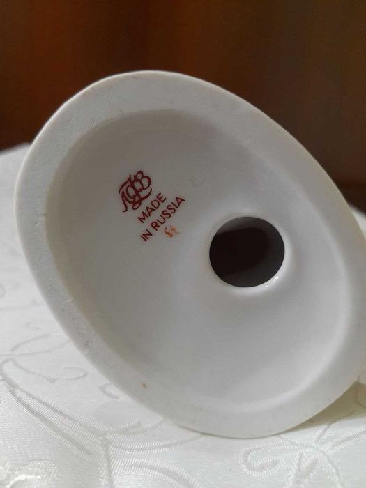 Статуэтка - Якутская девочка с книгой и цветком