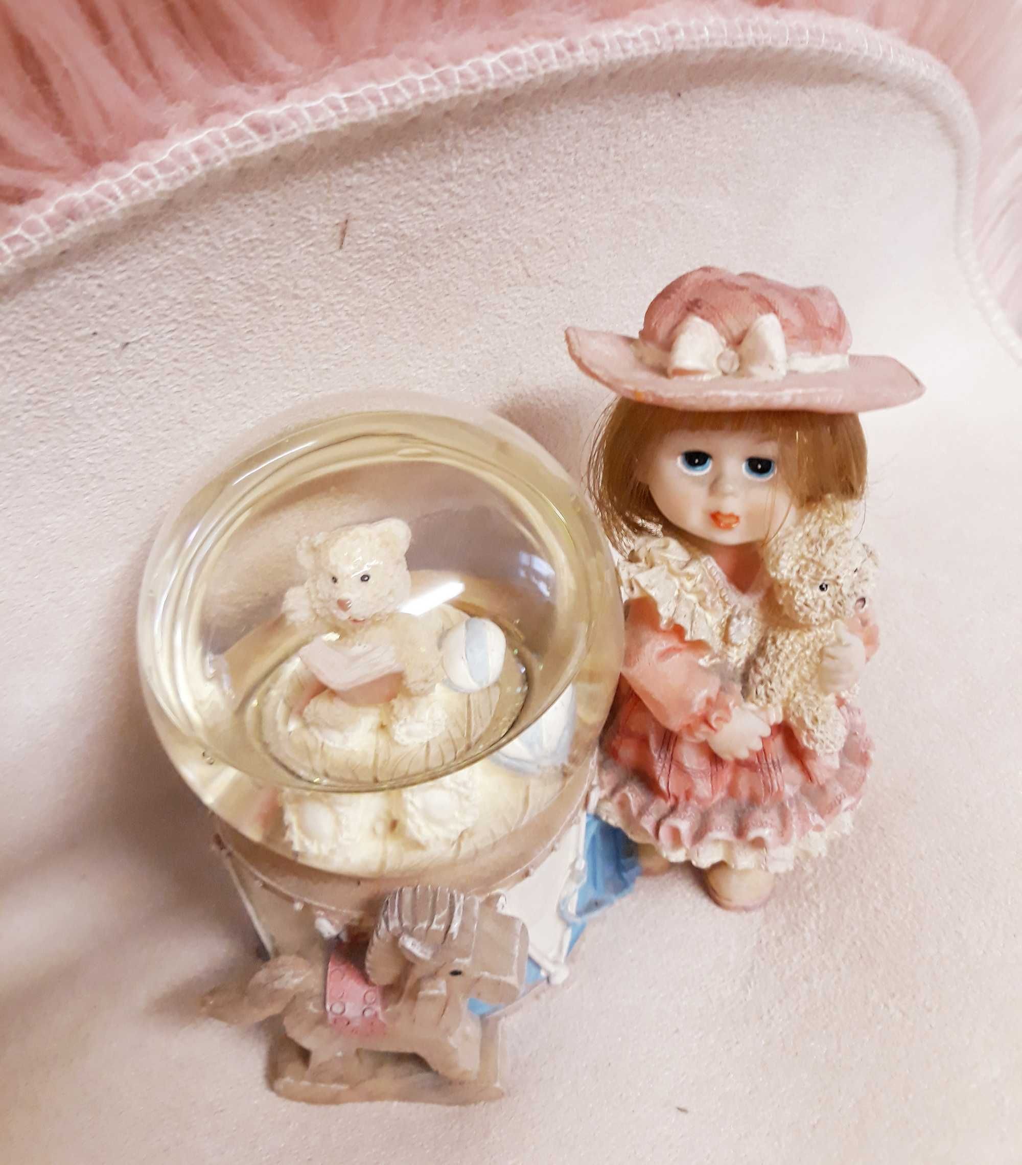 Figurka dziewczynki z kulą śnieżną
