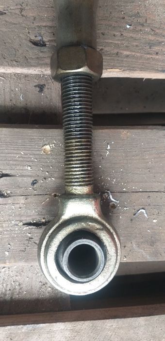 Центральний гвинт навіски трактора