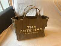 The tote bag by Marc Jacobs