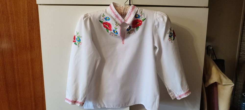 Вишиванка с довгим рукавом.
