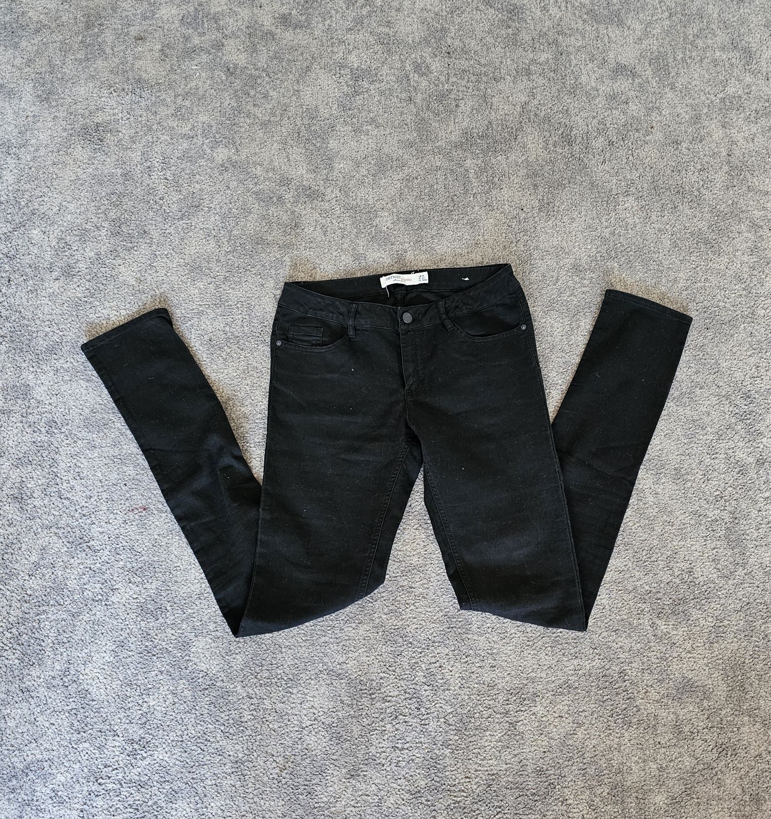 Czarne spodnie rurki wąskie skinny. Będą pasowały na xs