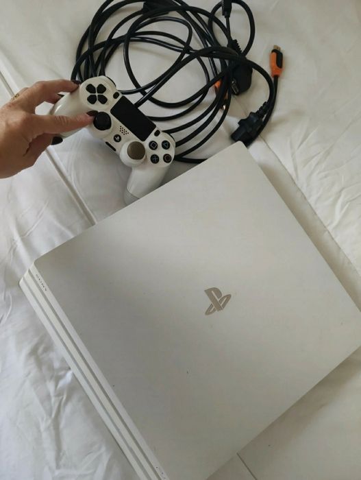 PlayStation 4 Pro Branca