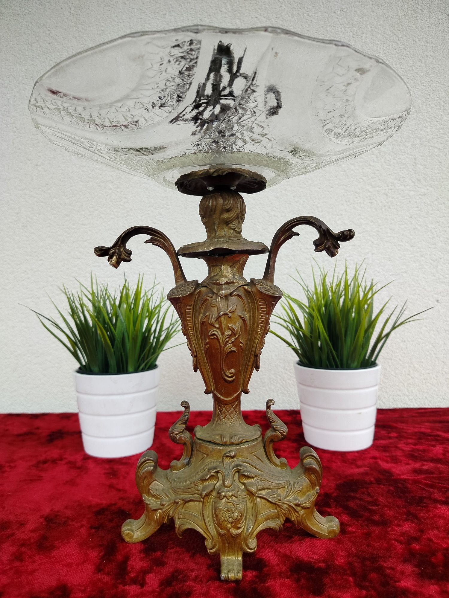 Stylowa, pałacowa patera z cynkalu – elegancja dawnych rezydencji