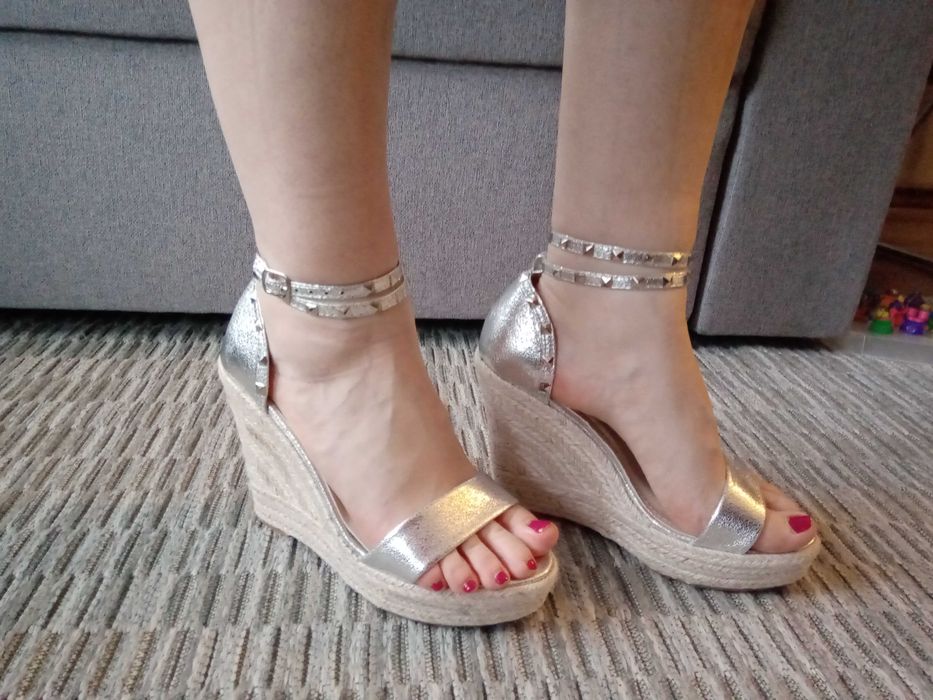 Letnie sandały na koturnie