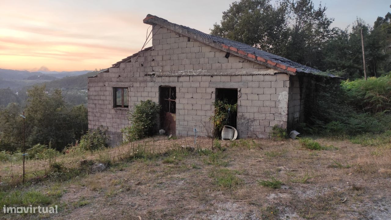 Moradia para restauro em Rossas - Vieira do Minho