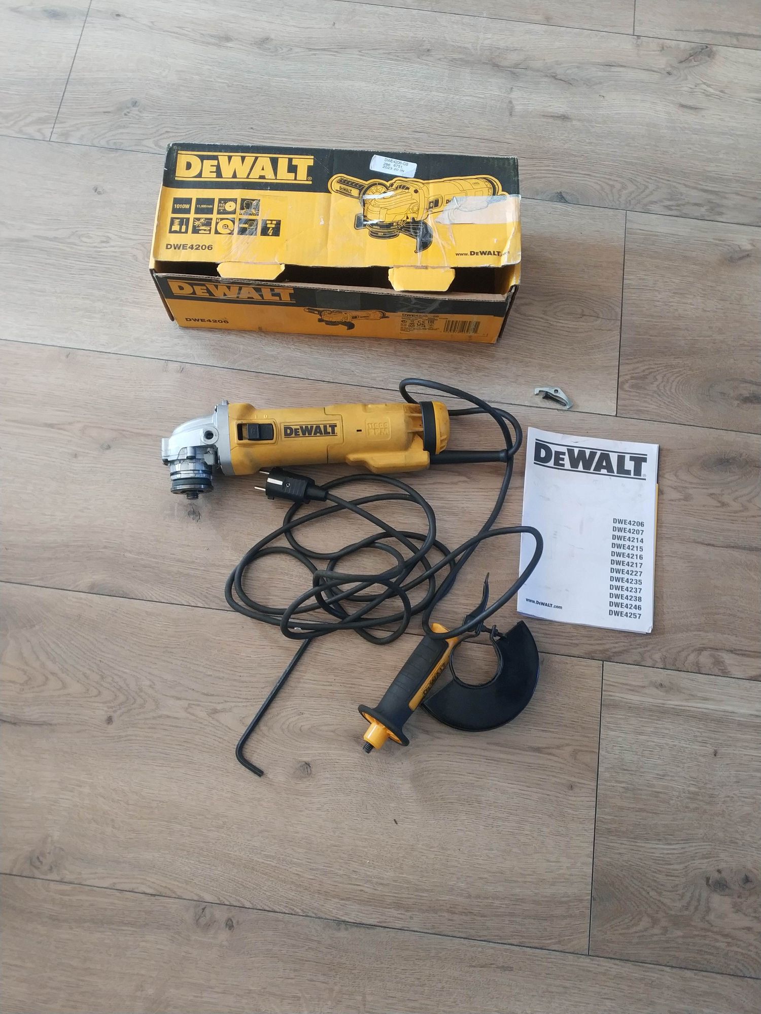 Szlifierka kątowa DeWalt 1010wat, 115 tarcza