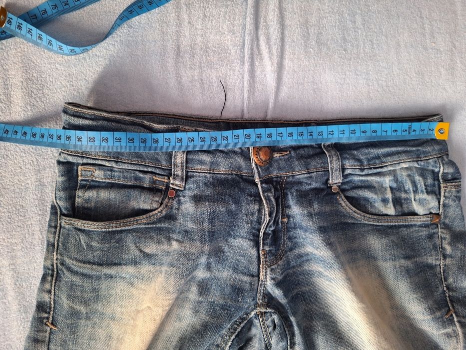 Damska dziewczęce dżinsy z rozdarciami.