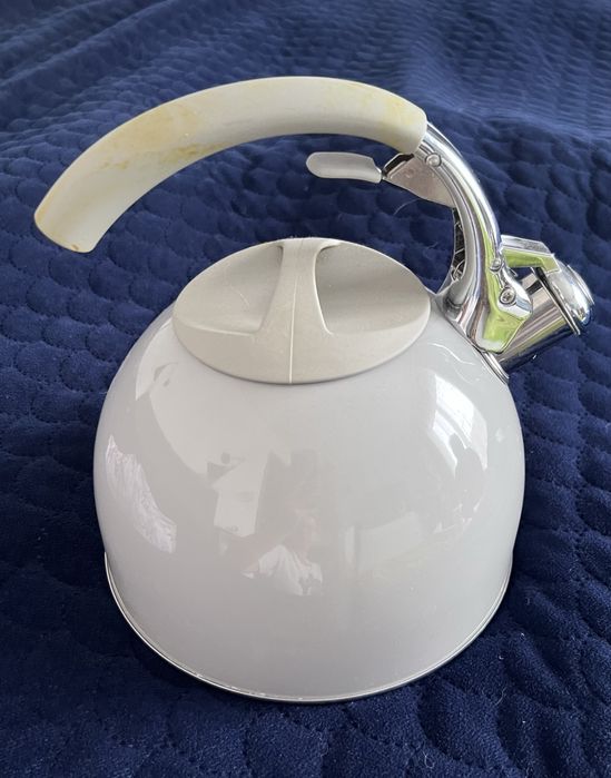 Czajnik tradycyjny z gwizdkiem na każdą kuchenkę jasny szary