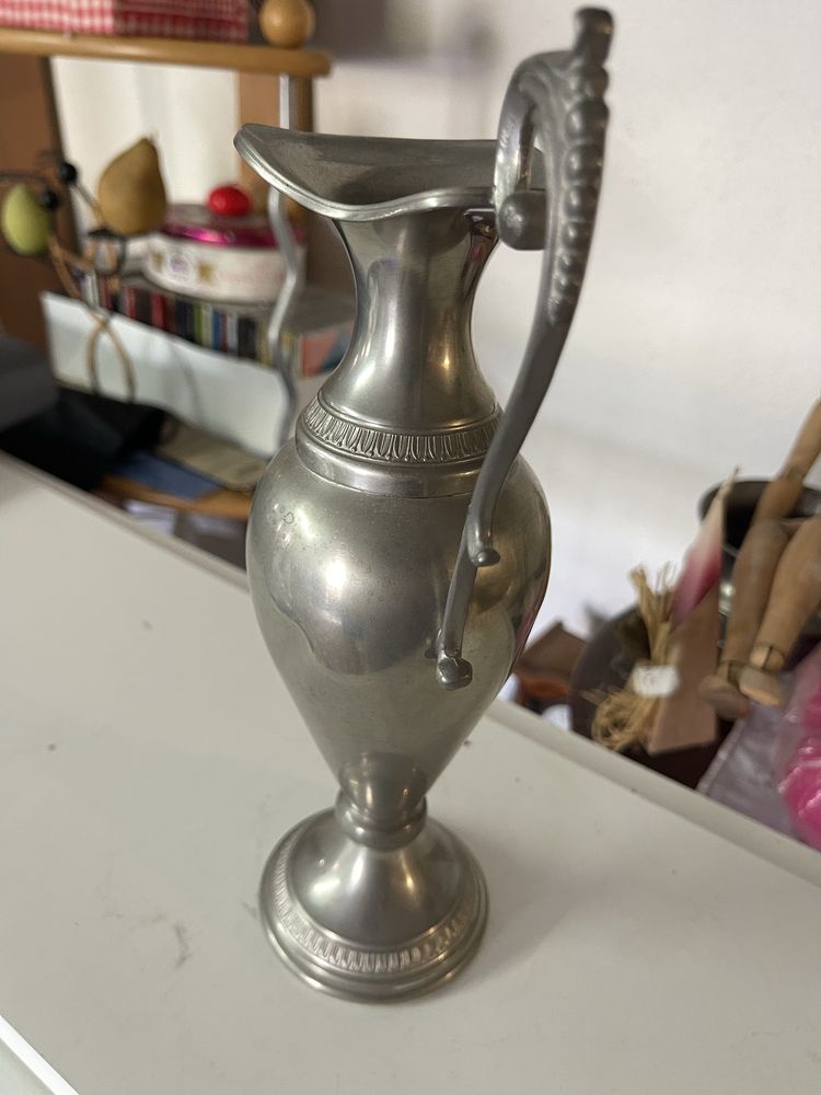 Linda jarra pequena em estanho