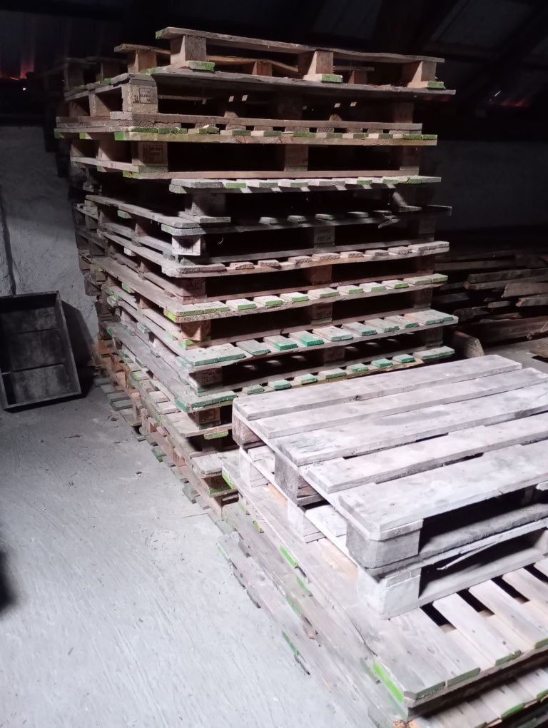 Palety po kostce brukowej