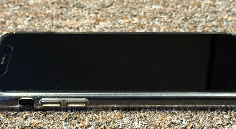 iPhone XR 64GB czarny – szybka Belkin + etui Apple + ładowarka