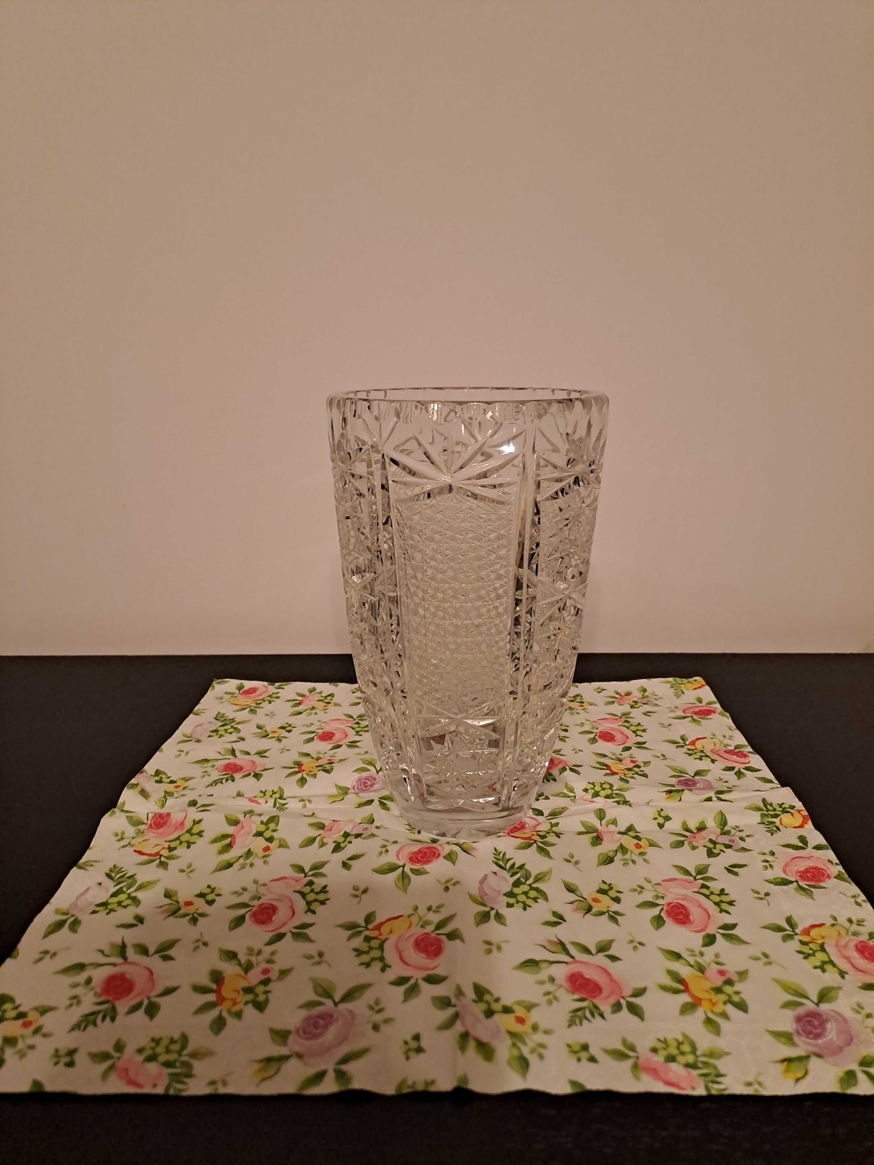 Kultowy wazon PRL - kryształ, zgrabny, elegancki, na średni bukiet