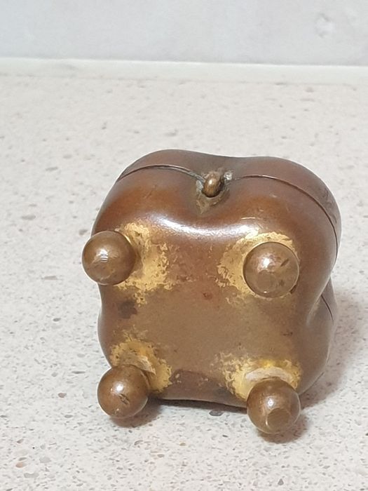 Pequena, rara antiga caixa guarda joias em cobre dourado com esmalte