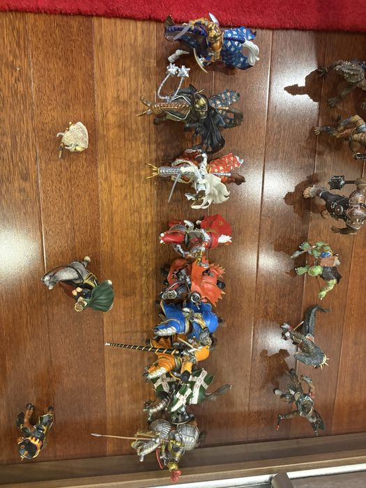 Іграшки рицарі та розбійники