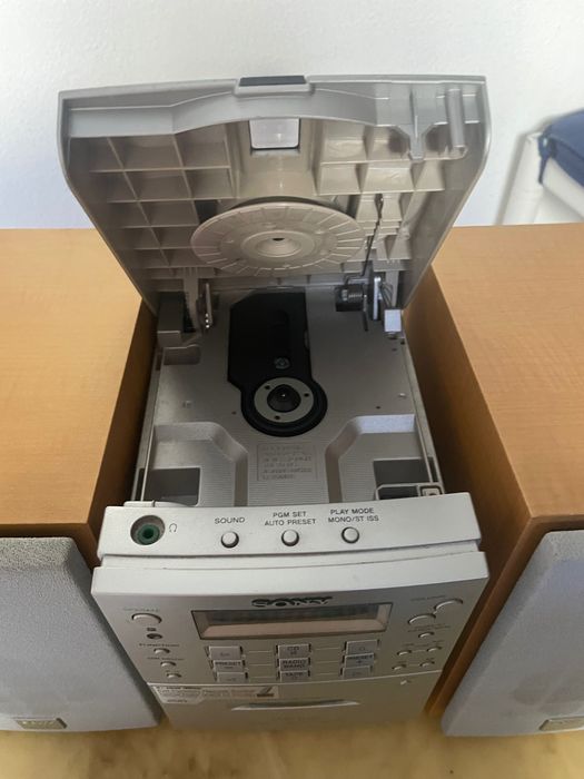 Rádio e leitor de CD e cassetes Sony