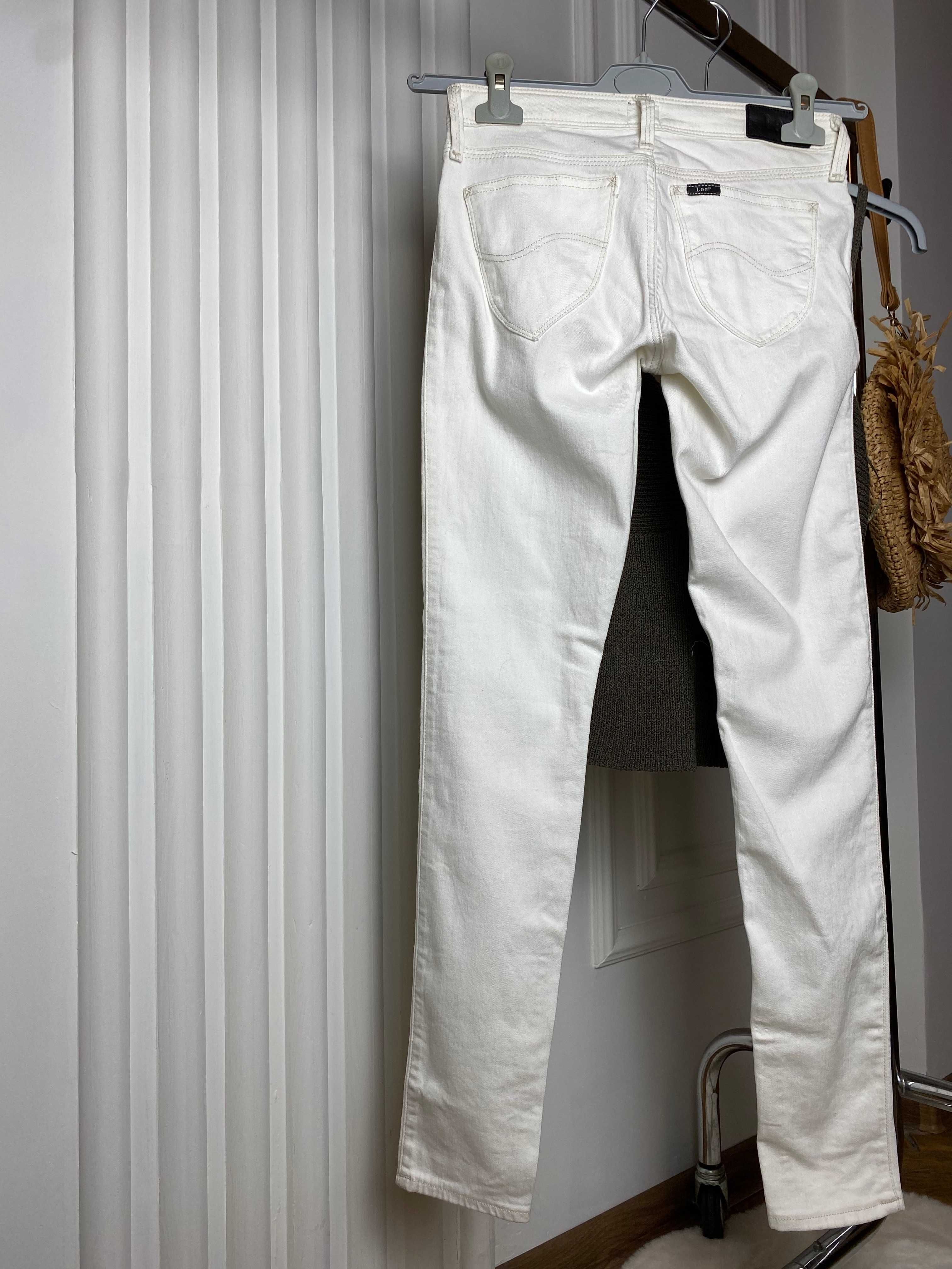 Spodnie damskie białe dżinsowe jeansowe skinny niski stan W26 L 31 Lee
