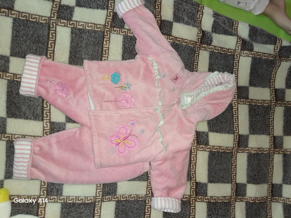 Продам демі костюм.