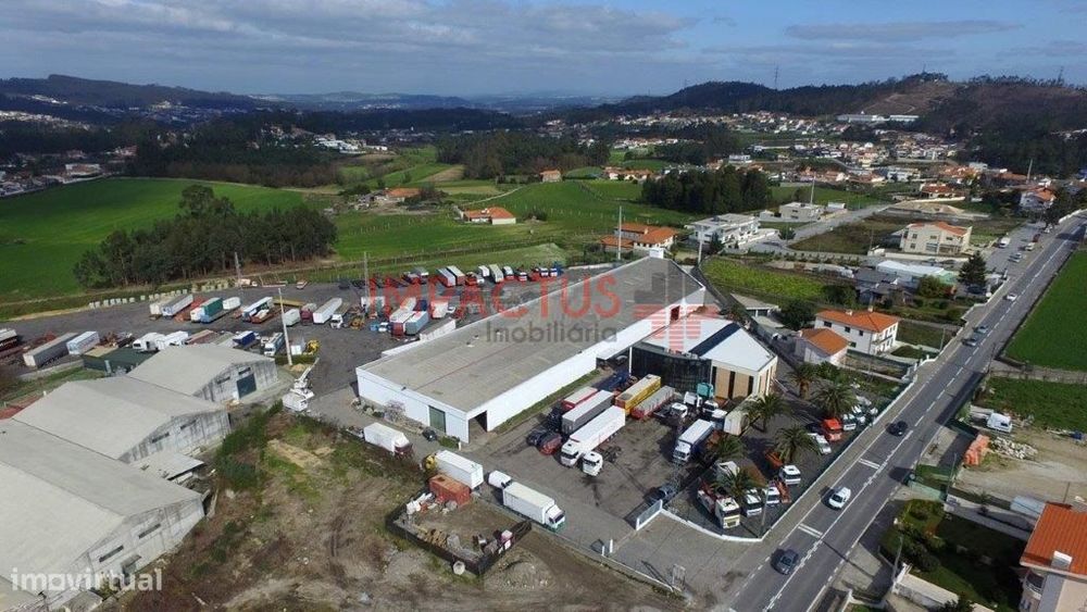 Armazém em terreno de 20 148m2 com bons acessos