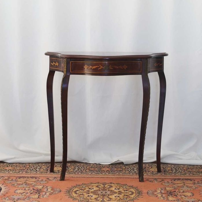 Mesa de encostar estilo D. Maria