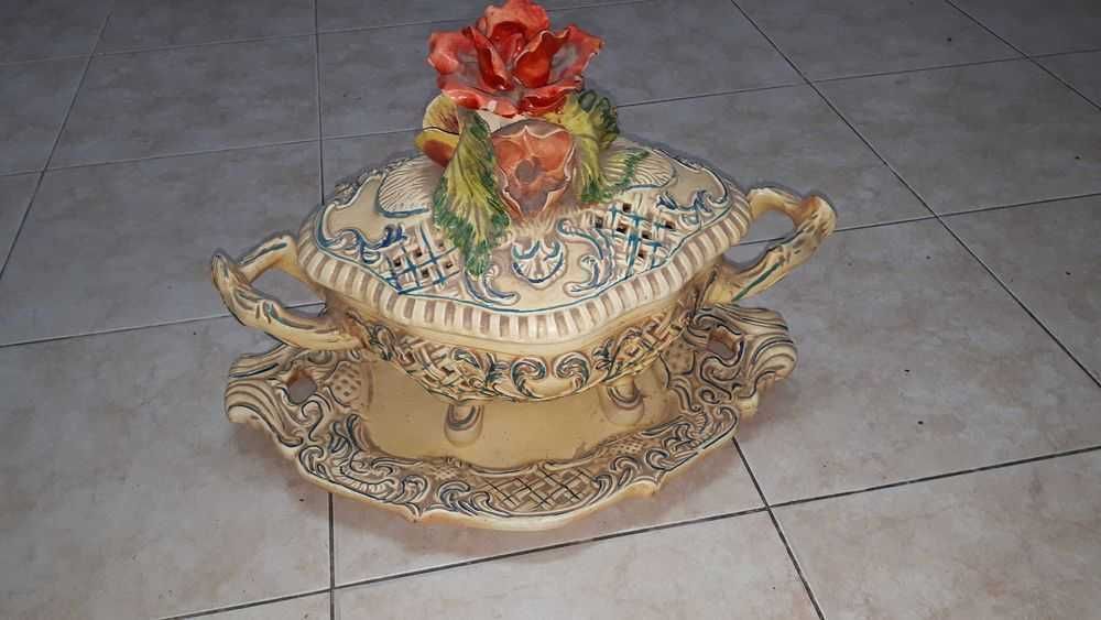 Terrina antiga com prato grande