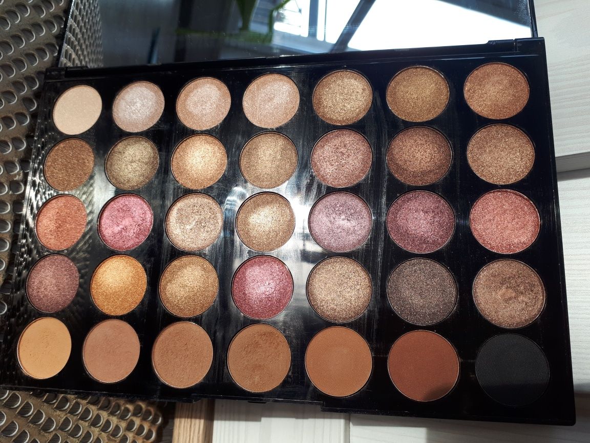 Makeup Revolution Amplified paletka