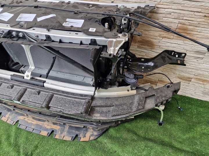 BMW 8 G16  Передня панель, телевізор