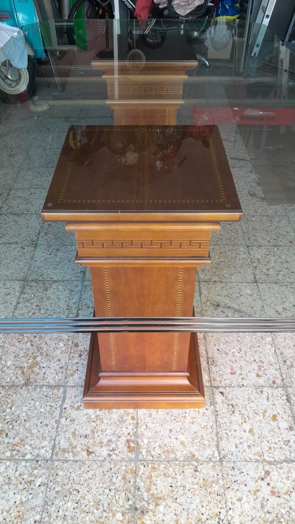 Mesa com tampo em vidro