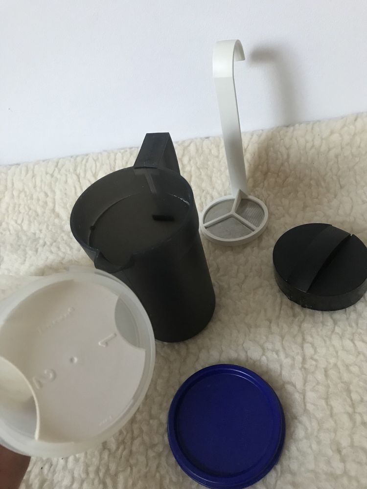 Zestaw akcesoria kuchenne: maselniczka, pojemniki Tupperware, gadżety