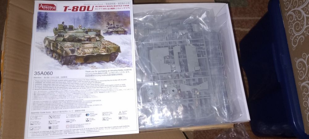 Model Amusing Hobby 35A060 Czołg T-80U Russian MBT Full Interiorl 1/35