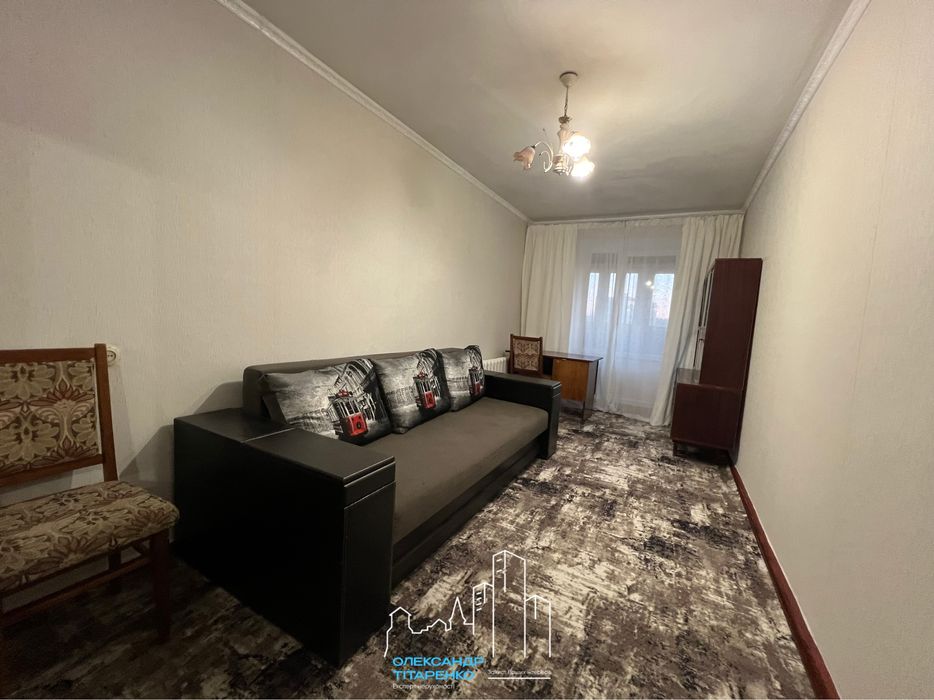 Здам трикімнатну квартиру в центрі мікрорайону!